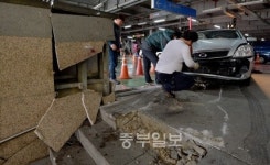 수원 AK백화점 주차장서 음주운전...계단 아래 돌진