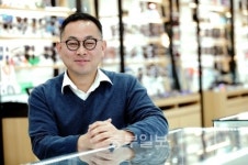 이경헌 수원안경회장 세계 어둠 밝히는 안경사와 함께 안아주세요