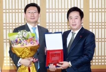 정찬민 용인시장, '수원·신갈IC 명칭변경 공로' 이상일 의원에 감사패
