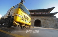 팔달문 주변 황사 흔적 지워요~