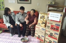 수원남부경찰서 권선파출소, 설 맞이 홀몸노인 생필품 나눔