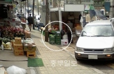 매대 인도 점령에 확성이 쩌렁 주민 불편 아랑곳...양심불량 마트