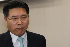 "단 1원이라도 받았다면 정계 은퇴" 팔짝 뛴 홍문종