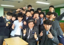 광주경찰서 송기준 경위. 광주中서 교복 입고 수업 참여