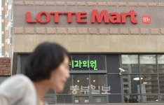 광교롯데마트, 불법광고판 번쩍…인근 아파트 불면의 밤