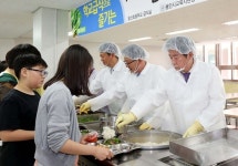 정찬민 용인시장, 왕산초교서 친환경 로컬푸드 학교 급식 배급 봉사