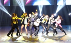 나팔바지에 통기타...수원시립합창단, 복고 주제 파크콘서트 개최