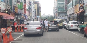 안산 초지동 상가밀집주역, 불법 이중주차 몸살