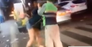[영상] 환경미화원 조롱 만취女 영상 논란...네티즌 한 대 때려주고 싶다