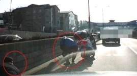 [영상] 수원 창룡문 대로변에 현금 600만원 뿌려져…운전자들 돈 주우려 차도 뛰어들어