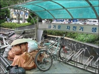 지자체들 자전거보관소 관리 손 놨나...쓰레기 수북 시민들 눈살