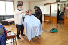 안산시 성포동. 홀로 사는 어르신 대상 이·미용 가위손 봉사활동