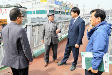 홍순목 안산시의원, 장상동 수암1보도육교 보수 문제 건의 위한 현장활동 실시