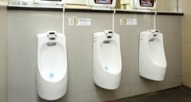 [민원현장] 악취 폴폴 절수소변기…화장실 문화의 메카 수원시 무너지나