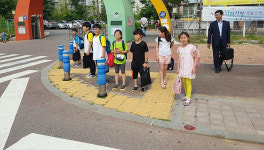 광명시, 초등학교 앞 어린이보호구역에 노란발자국 설치