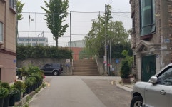 주택보다 높은 안산 안골 운동장...집안 흙먼지 풀풀·비만 오면 하수구 역류