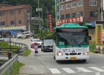 인도 없는 광주 이배재도로...보행자 30cm 옆 차량 질주