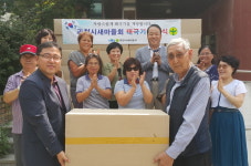 과천시새마을회, 과천동 주민들에게 태극기 500개 전달