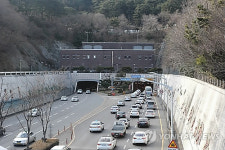 [속보] 부산 곰내터널서 유지원 버스 전도…유아 21명 다쳐
