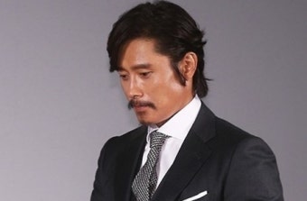 이병헌, 아내 이민정 옆에 있는데 다른 女와 스킨십 논란…