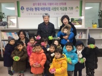 고사리손으로 모은 성금 담긴 저금통, 주민센터에 전달