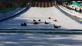 김포 사계절썰매장, 썰매 타고 씽씽~ 스릴만점 가족 나들이