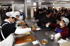 이흥수 동구청장, 동구노인복지관 경로식당 배식봉사