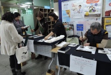 인천 연수구 송도2동 주민자치센터 서예교실 수강생들, 입춘첩 써주기 재능기부