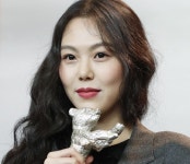 밤의 해변에서 혼자 김민희, 韓 여배우 최초 베를린영화제 여우주연상 수상