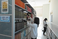 인천강화도서관, 김제익 선생 기증도서코너 운영