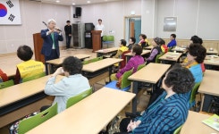 성남시의회 김유석 의장, 중원구 노인대학 특강 실시