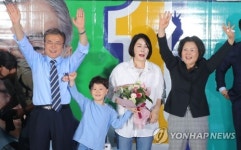 문재인 딸 문다혜, 마지막 광화문 유세 현장 깜짝 등장 가장 준비된 대통령 후보라고 생각한다