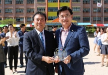 신동초등학교, 권재형 의원에 감사패 전달