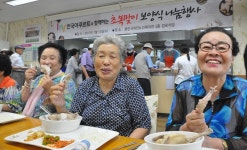 용인시처인노인복지관, 한국야쿠르트 중앙연구소와 연계 어르신들에 닭백숙 제공