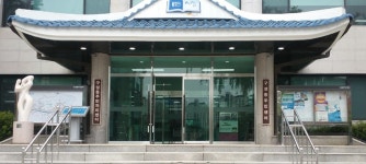 용인시 구성동, 청사 입구에 보행약자용 손잡이 설치
