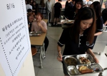 [살충제 계란 파문] 학교 급식 대란, 계란 뺀 토스트… 오므라이스는 볶음밥 교체