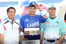 이승엽, 수원팬들에 작별인사…kt는 현판, 액자 등 선물