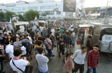 백종원 파워… 수원 남문시장 푸드트럭존 인산인해