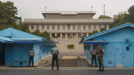 긴장감 흐르는 판문점… 북한 노동절에도 관광객 발길