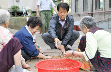 과천시의회 이홍천 의장, 연휴 기간중 노인정 방문