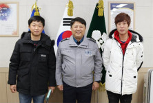 인천논현경찰서복지운영위원회 | 인천 논현경찰서, 투신한 자살기도자 구조에 도움 준 선장·선원에 감사장 수여