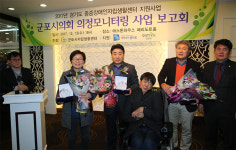 군포자립생활센터, 이견행·주연규·홍경호·성복임 군포시의원에 감사패 전달