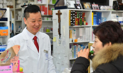 [Story] 아픈마음 치유할 사랑도 팝니다…24시간 초인종 약국 김유곤 약사