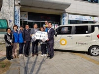 남양주 호평동 한마음교회, 동부희망케어센터에 푸드마켓 차량 기증