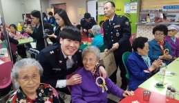 시흥경찰서 어버이날 카네이션 달아드리기 행사