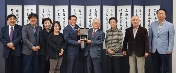 경기도박물관, 유물기증 홍성원 씨에게 도지사 감사패 전달