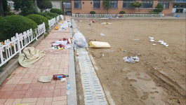 학교 문 열어줬더니… 난장판 만든 어른들