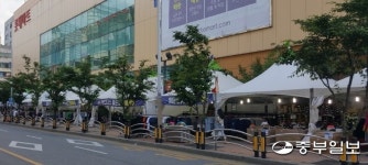 인도 막고 불법천막 친 롯데마트… 손 놓은 시흥시