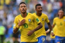 [브라질 월드컵] 네이마르 밀어주고, 피르미누 골로 호흡… 브라질 멕시코 상대 2-0, 8강 청신호