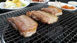 [맛집유랑] 성남 판교 흑돈가 판교 직영점, 두툼한 흑돼지 오겹살에 멜젓 콕